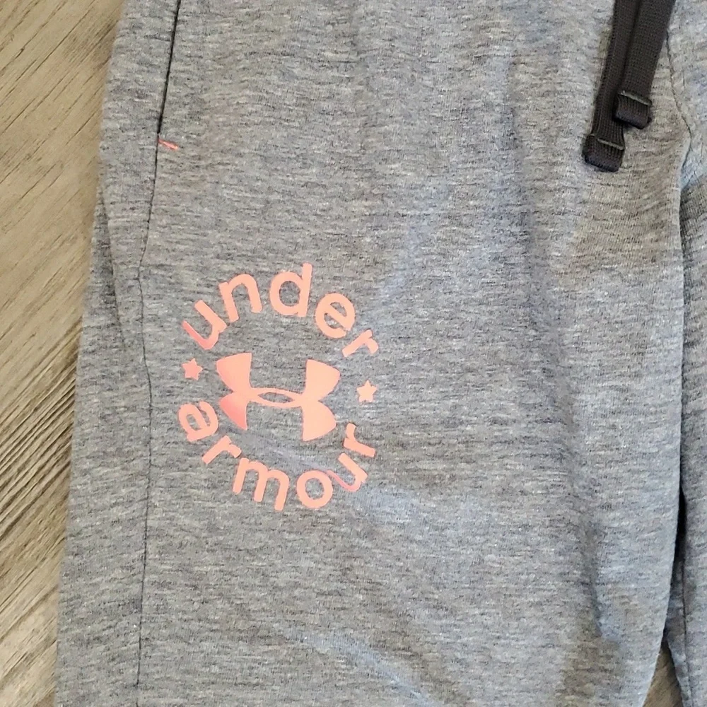 Under Armour T-Shirt & Capri/Joggers Matching Set Size Small